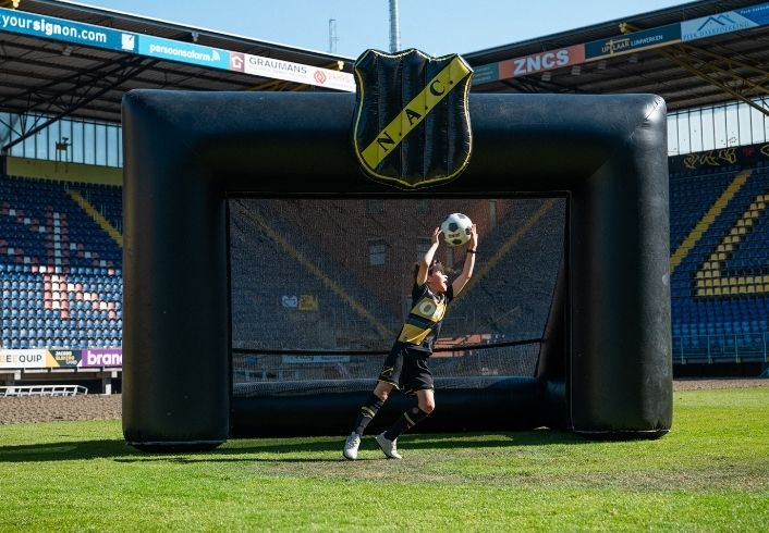 Opblaasbaar Goal Huren | NAC Voetbal-thema Spel | Jump Express