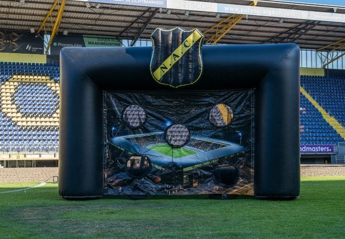 Opblaasbaar Goal Huren | NAC Voetbal-thema Spel | Jump Express