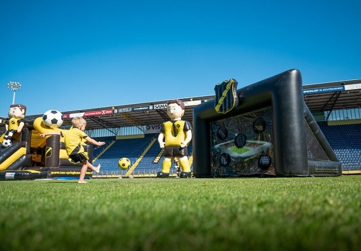 Opblaasbaar Goal Huren | NAC Voetbal-thema Spel | Jump Express