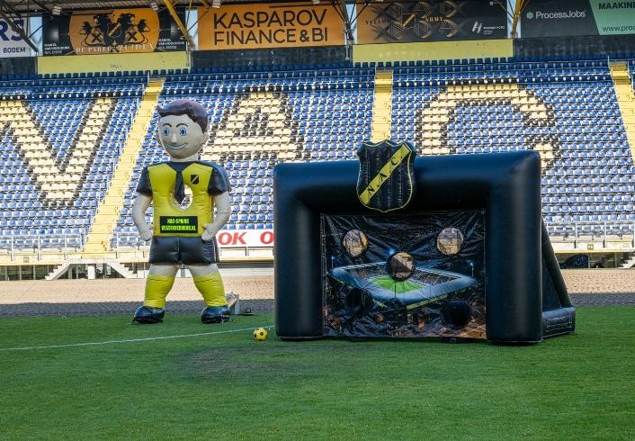 Opblaasbaar Goal Huren | NAC Voetbal-thema Spel | Jump Express