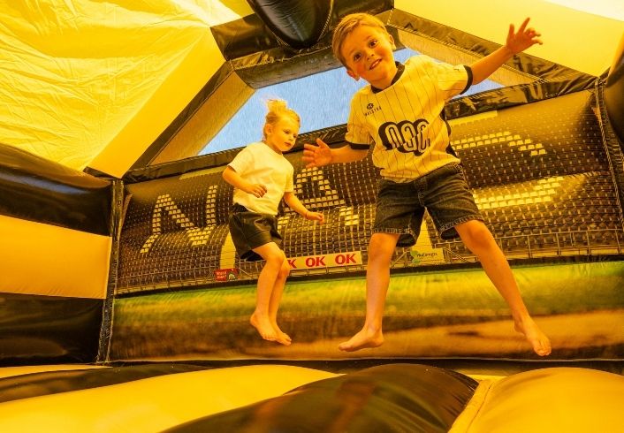 NAC Voetbalthema met Glijbaan | Springkussen Huren | Jump Express